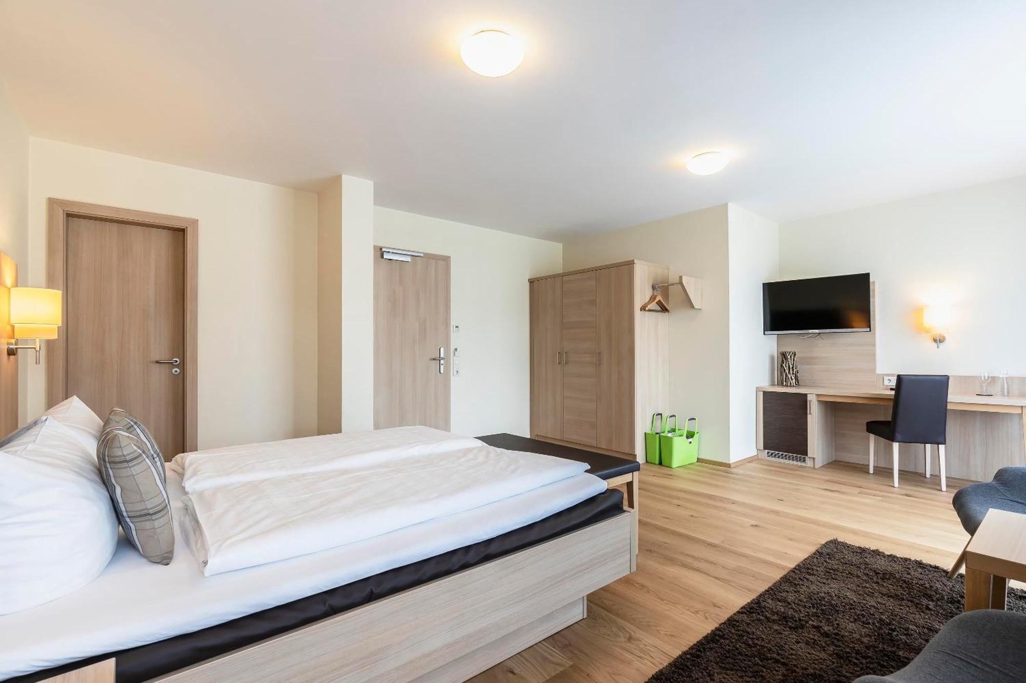 Hotel Dirsch Wellness & Spa Resort Emsing エクステリア 写真